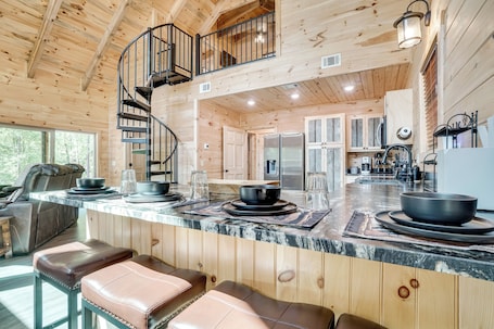 Interior. Sip, Hike & Explore: Sleek Retreat in Cleveland!