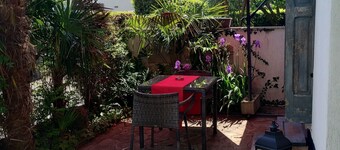 Studio apartment with patio, minutes from the airport and downtown Bergamo.