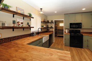 Microonde, forno, piano cottura, lavastoviglie