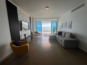 Appartement, 3 chambres, balcon, vue jardin | Salle de séjour | Télévision à écran plat