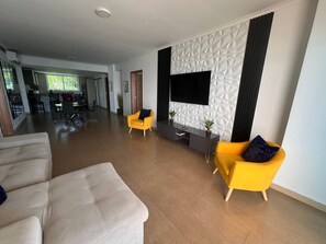 Apartment, 3 Bedrooms, Balcony, Garden View | Living area