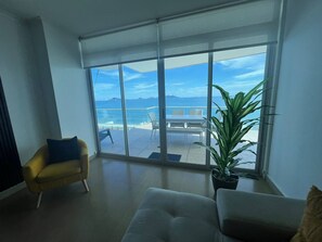 Apartamento, 3 quartos, sacada, vista para o jardim | Área de estar | TV de tela plana