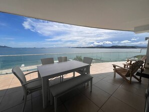 Apartment, 3 Schlafzimmer, Balkon, Gartenblick | Speisen im Freien