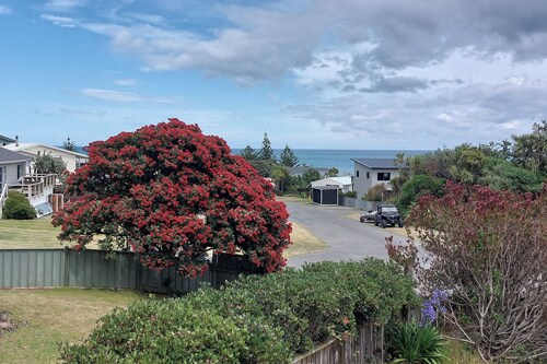 Family friendly bach – relax on the deck and soak in the ocean views