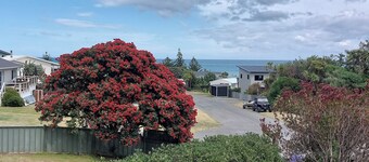 Family friendly bach – relax on the deck and soak in the ocean views