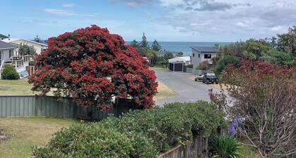 Family friendly bach – relax on the deck and soak in the ocean views