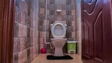 Appartement, uitzicht op stad | Badkamer | Een douche, pantoffels, handdoeken, zeep