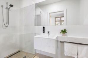 Two Bedroom Apartment with Balcony | Badrum | Gratis toalettartiklar, hårtork och handdukar