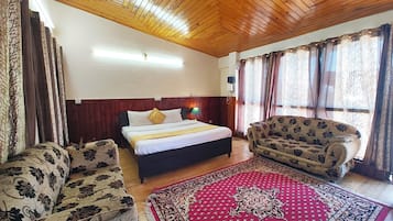 Habitación Deluxe doble, varias camas | Escritorio, sistema de insonorización, wifi gratis y ropa de cama