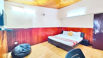 Escritorio, sistema de insonorización, wifi gratis y ropa de cama