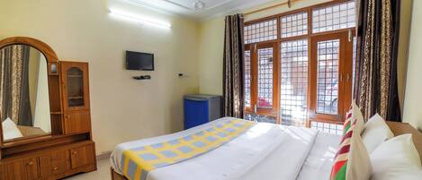 Escritorio, sistema de insonorización, wifi gratis y ropa de cama