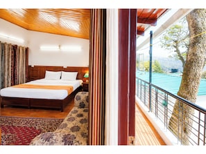 Desk, soundproofing, free WiFi, bed sheets