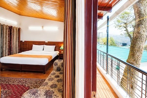 Hypo-allergenic bedding, desk, soundproofing, free WiFi