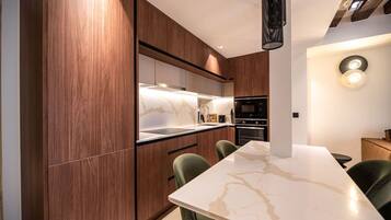 Réfrigérateur, micro-ondes, four, cafetière/bouilloire