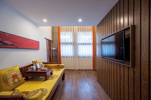 Comfort Triple Room, Courtyard View | Living area