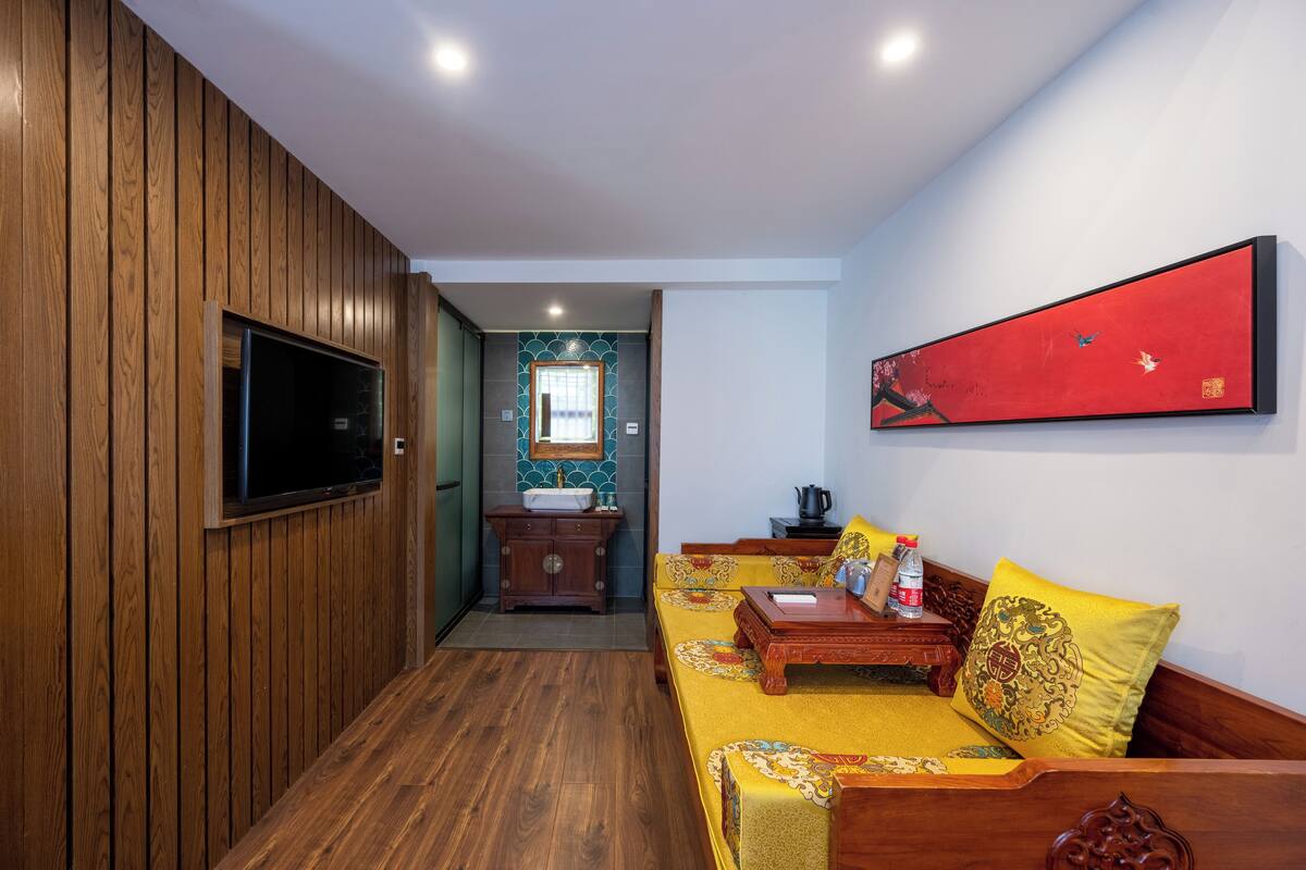 Comfort Triple Room, Courtyard View | Living area
