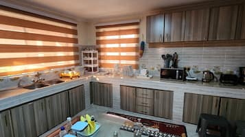 Family Bungalow | Private kitchen | Fridge, microwave, cookware/dishes/utensils
