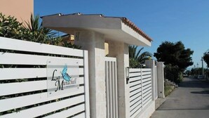 A gated entrance with a sign reading "La Muna Hotel". - B&B La Munachell  (Vieste)