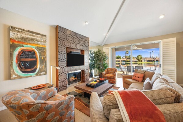 Smart TV, fireplace