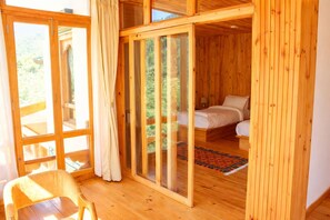 Suite, fjellutsikt | Skrivebord og wi-fi (inkludert)