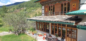 Fachada da propriedade à noite