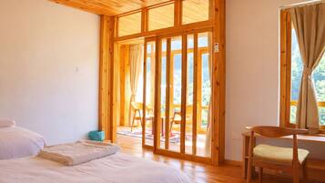 Suite, vue montagne | Bureau, Wi-Fi gratuit, draps fournis