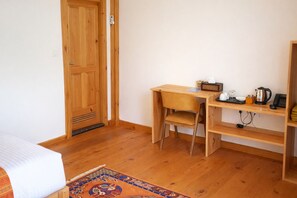 Tomannsrom – standard, balkong, fjellutsikt | Skrivebord og wi-fi (inkludert)