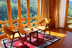 Suite, fjellutsikt | Skrivebord og wi-fi (inkludert)