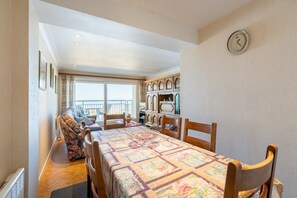 Dining - Apartment by Zeedijk Beach with Sea View (Blankenberge)