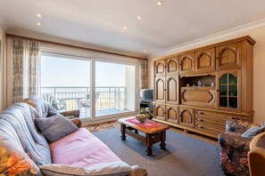 TV - Apartment by Zeedijk Beach with Sea View (Blankenberge)