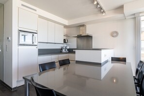 Réfrigérateur, four à micro-ondes, surface de cuisson, lave-vaisselle