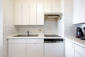 Køleskab, mikrobølgeovn, ovn, kogeplade