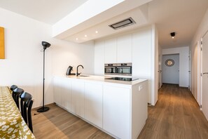 Fridge, microwave, stovetop, dishwasher