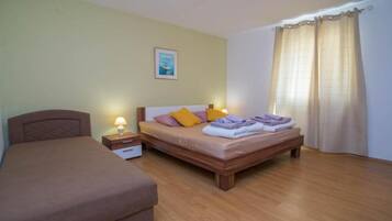 2 bedrooms, travel crib, free WiFi