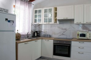 冷蔵庫、電子レンジ、オーブン、コンロ