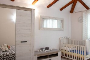 Iron/ironing board, travel cot, free WiFi