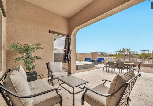 EAZY AZ Modern 2 bedroom townhouse on the 8th fairway of Estrella Mountain Ranch