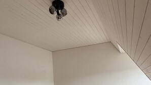 A bedroom with a bed, wooden flooring, a nightstand, and a chair. - Maison Züri Charming Retreat in Wiedikon, Just 16 Minutes from Lake Zurich (Zürich)
