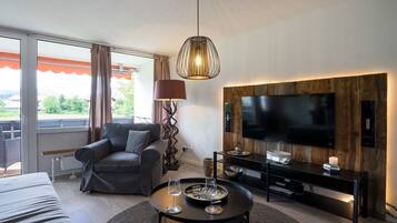 Smart-TV, DVD-Player, Bücher, Stereoanlage