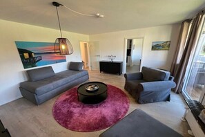 Fernseher, DVD-Player, Stereoanlage