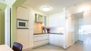 Kaffetrakter/tekoker, kjøleskap, mikrobølgeovn og ovn