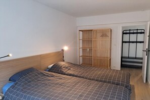 2 chambres, fer et planche à repasser, accès Internet