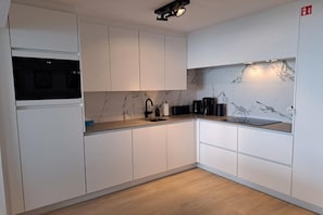 Réfrigérateur, micro-ondes, plaque de cuisson, lave-vaisselle
