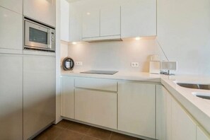 Frigorifero, microonde, forno, piano cottura