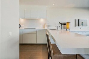 Frigorífico, microondas, horno y placa de cocina