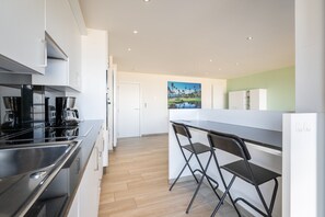 Coffee/tea maker, fridge, microwave, oven - Apartment in Blankenberge with Sea Views (Blankenberge)