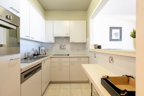 Réfrigérateur, micro-ondes, plaque de cuisson, lave-vaisselle