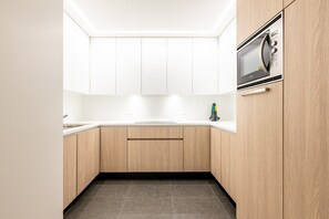 Refrigerador, microondas, placa de cocina, lavavajillas