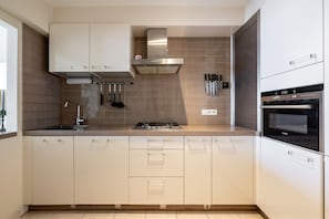 Réfrigérateur, micro-ondes, four, plaque de cuisson