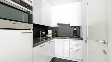 Kühlschrank, Mikrowelle, Herdplatte, Geschirrspüler